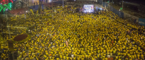 KUALA LUMPUR, MALAYSIA - AUGUST 30: Protestors listen to speeches during the Bersih 4.0 rally on August 30, 2015 in Kuala Lumpur, Malaysia. Prime Minister Najib Razak has become embroiled in a scandal involving state fund debts and allegations of deposits totaling 2.6 billion ringgit paid to his bank account. Razak has denied any wrongdoing. Thousands of people gathered to demand his resignation and a new general election. (Photo by Charles Pertwee/Getty Images) 出典:http://www.huffingtonpost.jp/2015/08/30/malaysia-protest_n_8062764.html